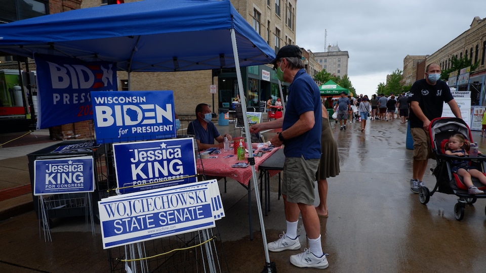 un quiosco de La Campaña Biden en el mercado de Oshkosh, Wisconsin.'Oshkosh, au Wisconsin. 