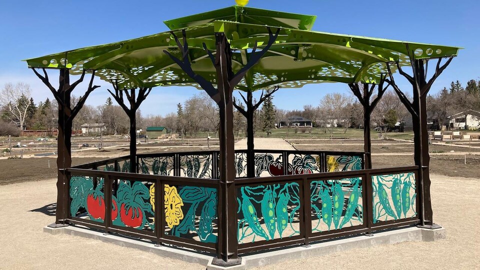 Un kiosque dans un parc.