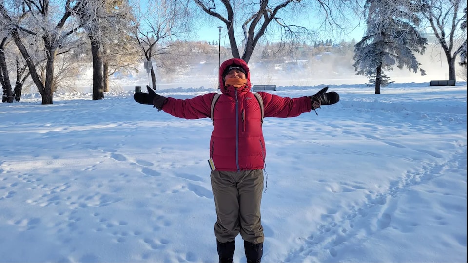 Kira Judge a les bras tendus dans un parc enneigé de Saskatoon. 