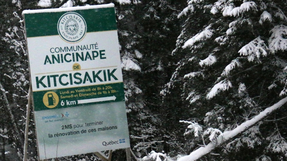 Une affiche annonçant l'accès routier à la communauté autochtone anichinabée de Kitcisakik, au coeur de la réserve faunique La Vérendrye, en Abitibi-Témiscamingue.