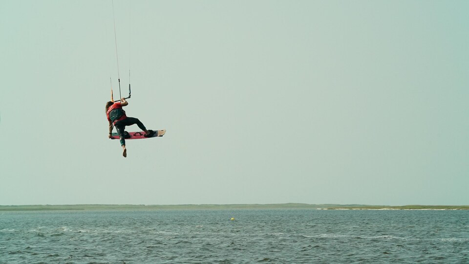 Marie-Claude Poulette fait du kitesurf.