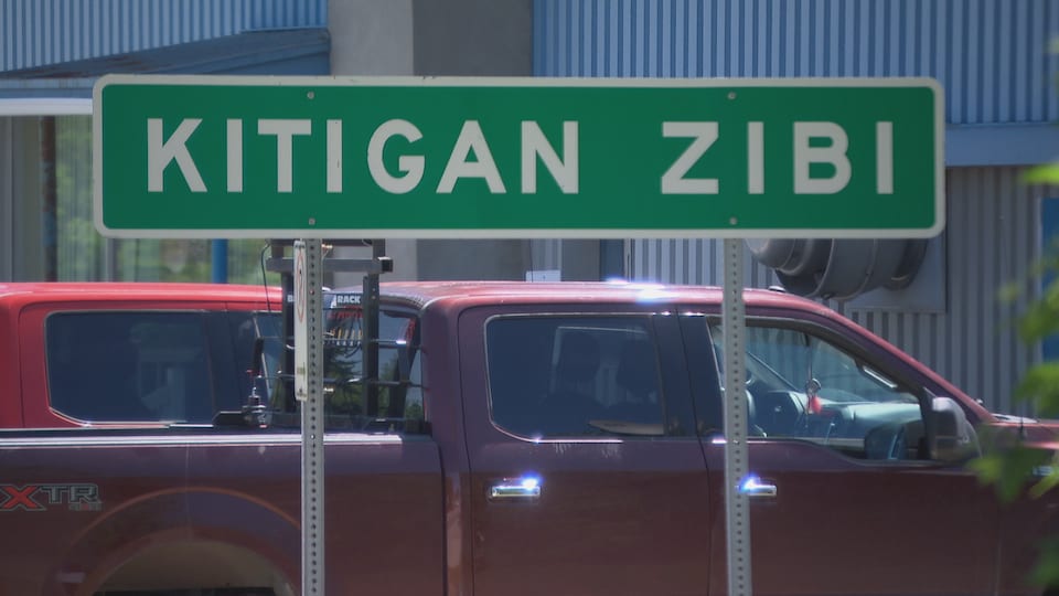 Un panneau routier sur lequel on peut lire Kitigan Zibi.