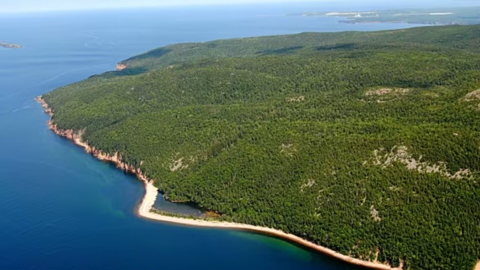 Une pointe de terre entourée d'eau.