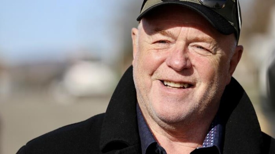Un homme souriant