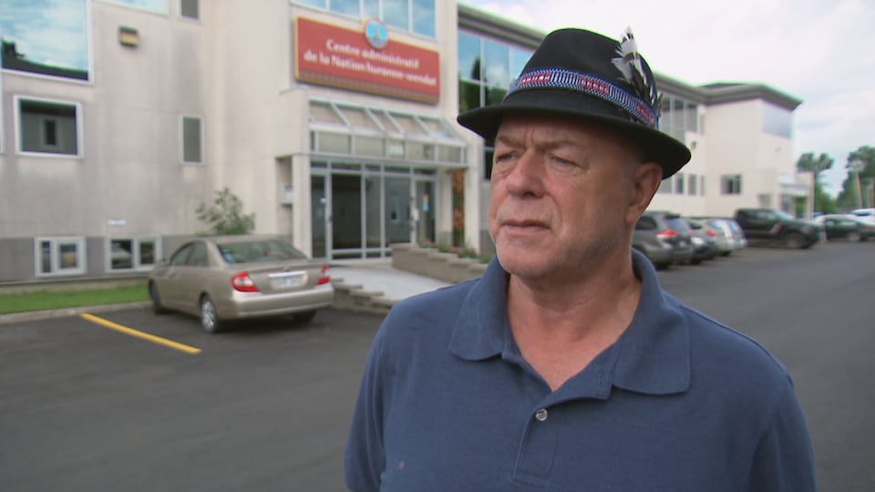 Konrad Sioui, le grand chef de la Nation Huronne-Wendat de Wendake, lors d'une entrevue