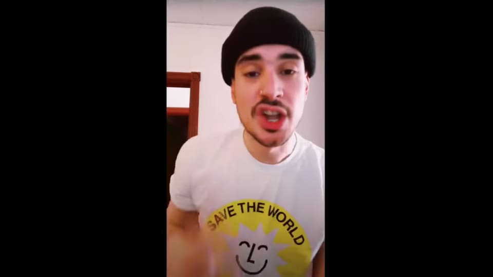Le rappeur Koriass s'est filmé 16 secondes pour les réseaux sociaux du ministère de la Santé. 