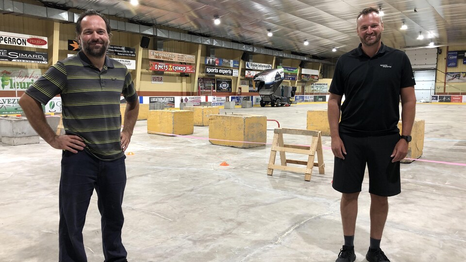 Alexandre Paradis et Jérôme Fillion à l'intérieur du Centre récréatif Marianne St-Gelais