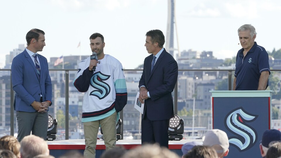 Jordan Eberle, un joueur de hockey Saskatchewanais, est présenté à la foule lors du repêchage d’expansion du Kraken de Seattle.