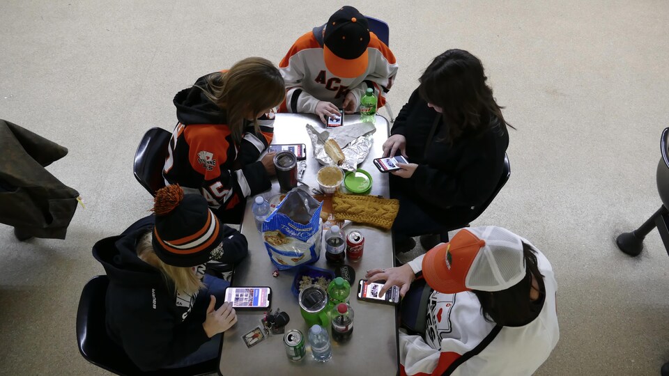 Des jeunes votes sur leur téléphone. 