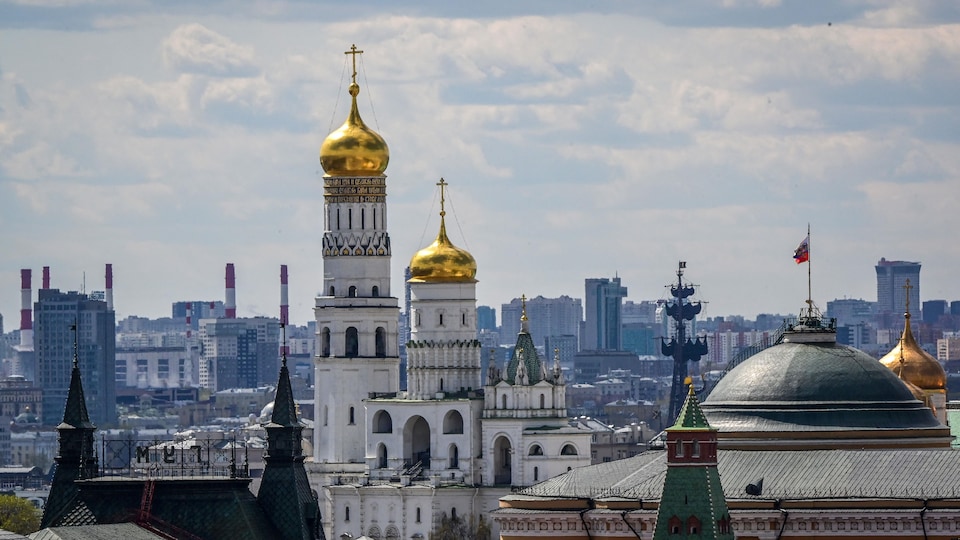 Vue de Moscou montrant entre autres les dômes dorés du clocher d'Ivan le Grand et les tours du Kremlin, sur lequel flotte le drapeau de la présidence de la Russie.