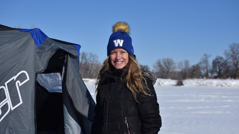 Kristin Funk a pêché sur un cours d'eau gelé à Selkirk, au Manitoba, le 1er février 2023. 