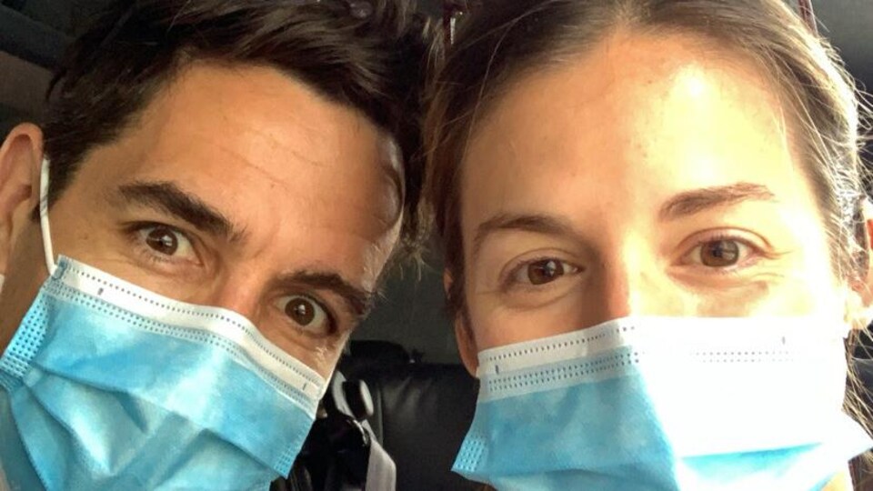 Kristina Jenei et Nicholas Browne portant un masque dans un avion.