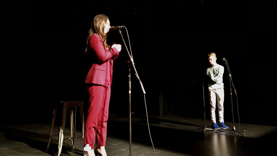 Kristina Michaud s'adresse aux jeunes avec enthousiasme.