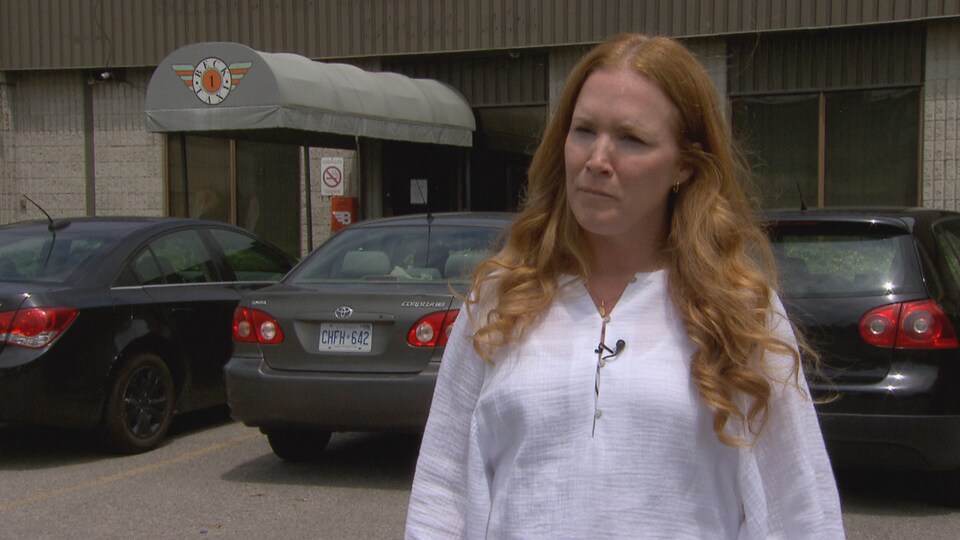 Kristine Hubbard écoute la question d'un journaliste.