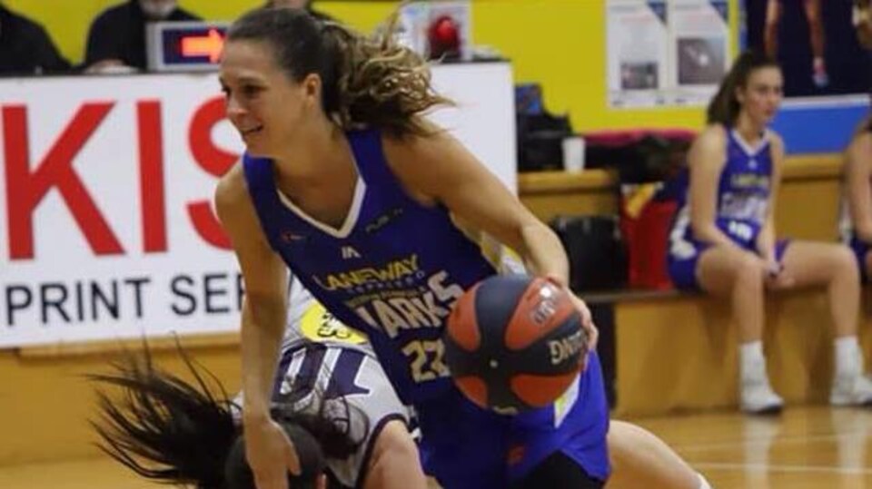Kristine Lalonde dans l'uniforme bleu des Sharks de South Peninsula.