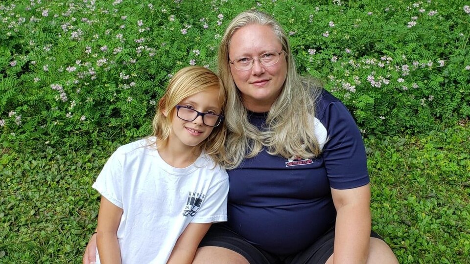 Maria, à gauche, accompagnée de sa mère Kristy, à droite. 