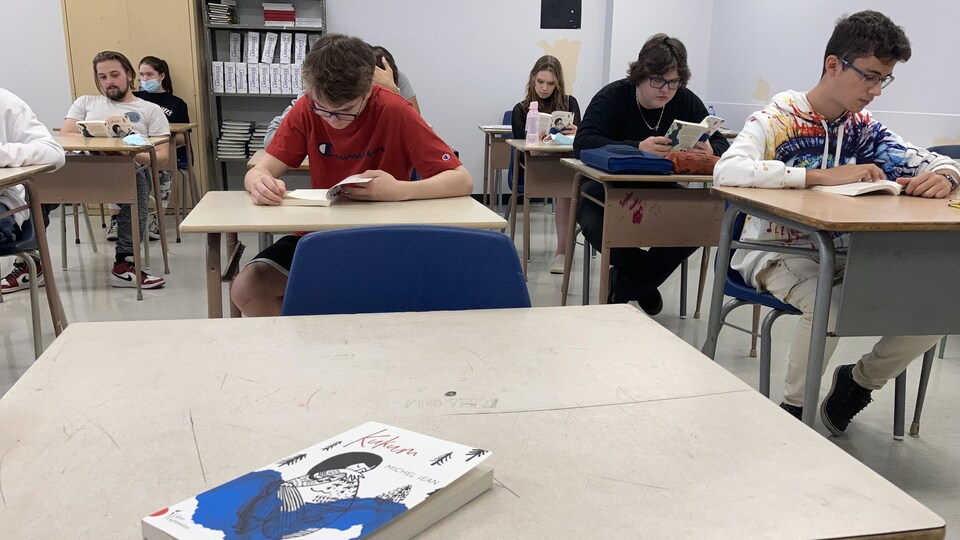 Des élèves lisent dans leur classe.