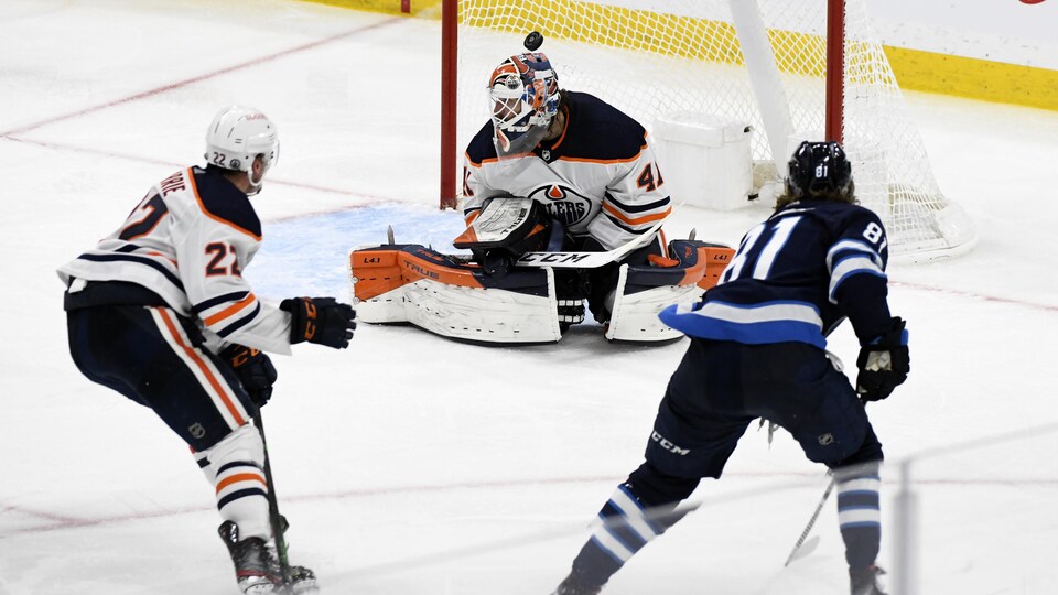 Le lancer de Kyle Connor déjoue Mike Smith.