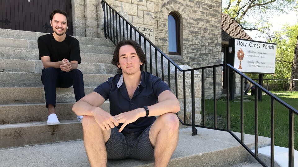 Kyle McLean et Robert Grant sont assis sur les marches d'un escalier. 