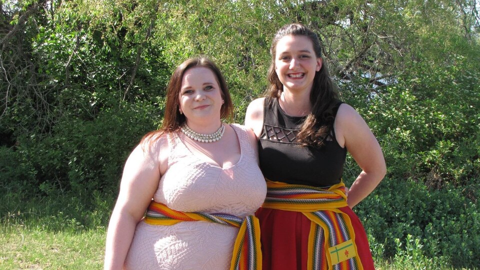 Deux femmes en ceinture fléchées.