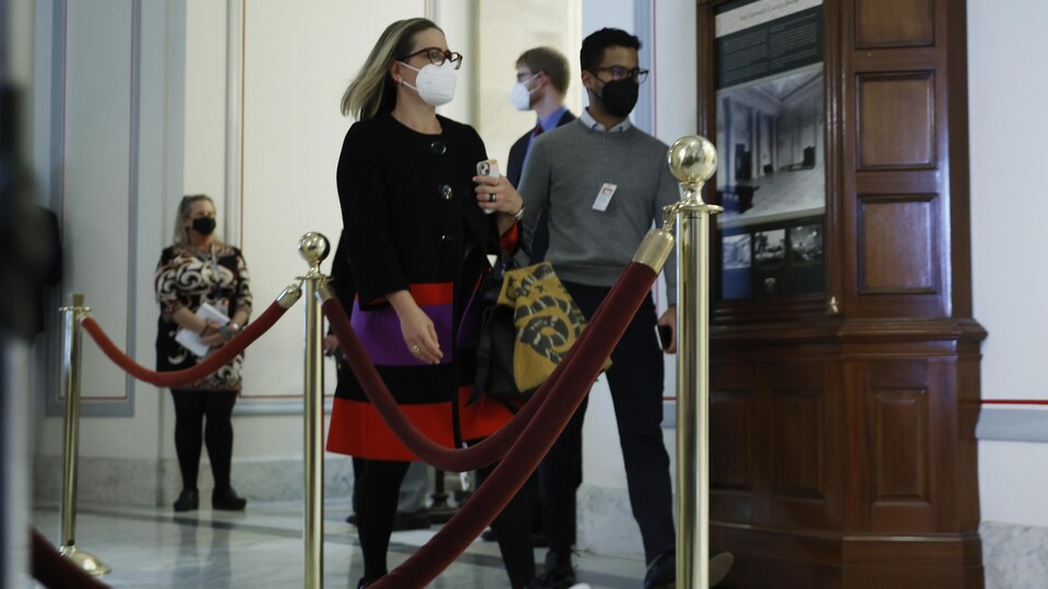 Kyrsten Sinema arrive au caucus démocrate du Sénat américain.