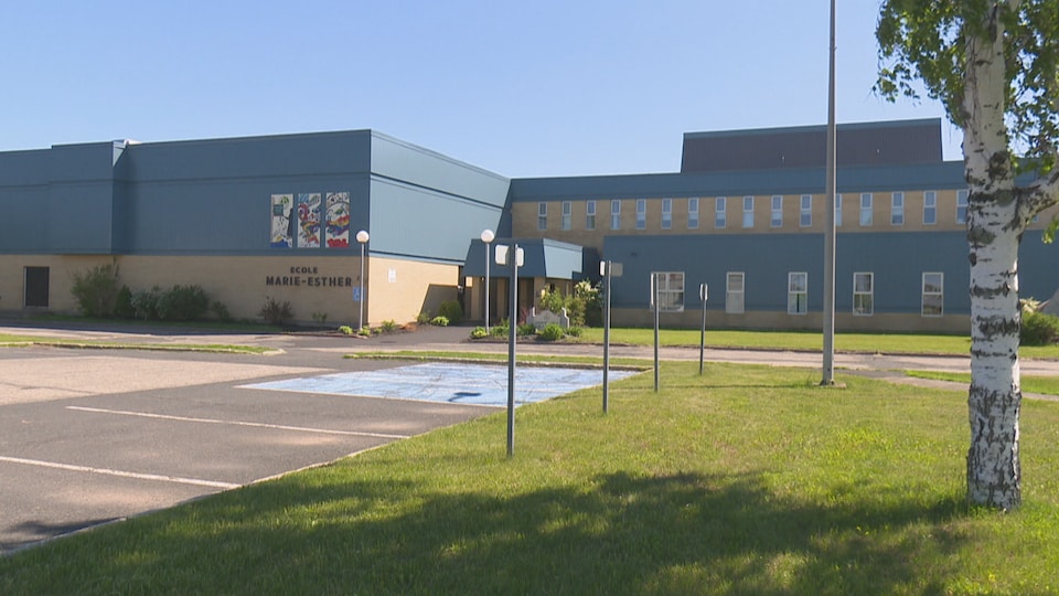 L'entrée principale de l'école devant laquelle le nom est inscrit.