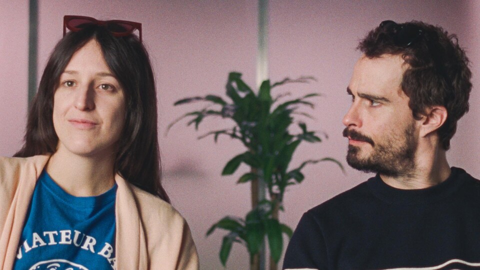 La femme et l'homme sont assis côte à côte.