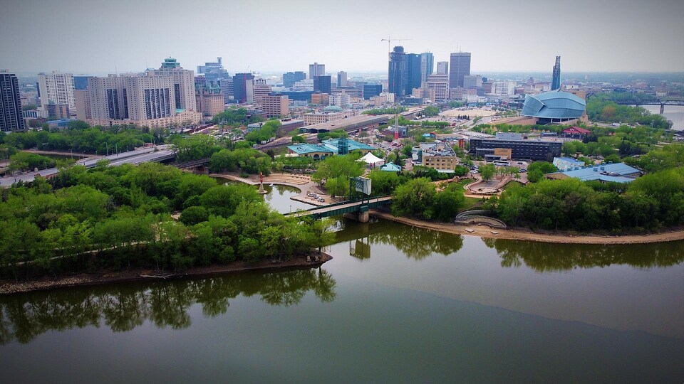 La rivière Rouge et le centre-ville de Winnipeg.