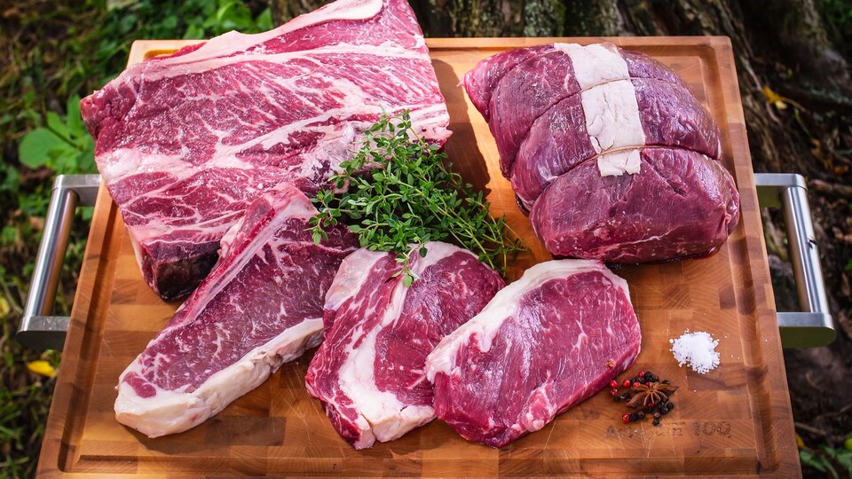 Le bœuf de la ferme La Grande Fourche, à Saint-Hubert de-Rivière-du-Loup, n'est distribué qu'à proximité. Ici, de grosses pièces de boeuf Angus sur une planche de bois.