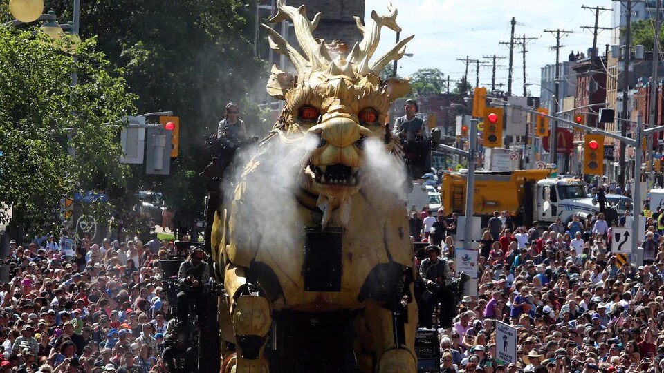 Un dragon mécanique géant dans les rues d'Ottawa.