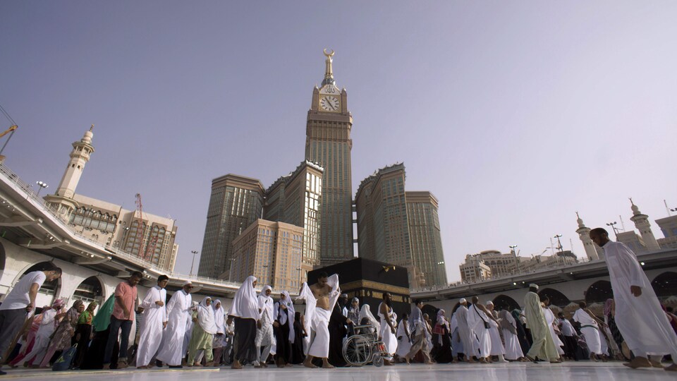 La Kaaba est un petit bâtiment où se trouve la pierre noire.