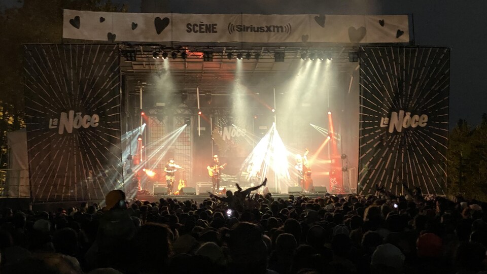 Une foule à un spectacle.