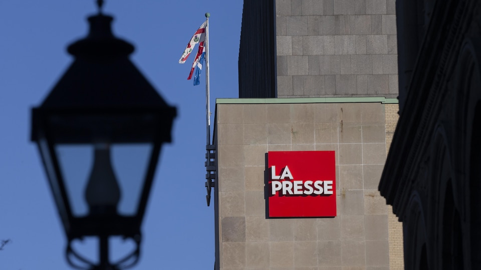 Le logo de La Presse sur un édifice