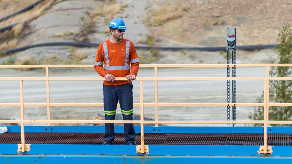 Un travailleur minier portant un casque bleu.