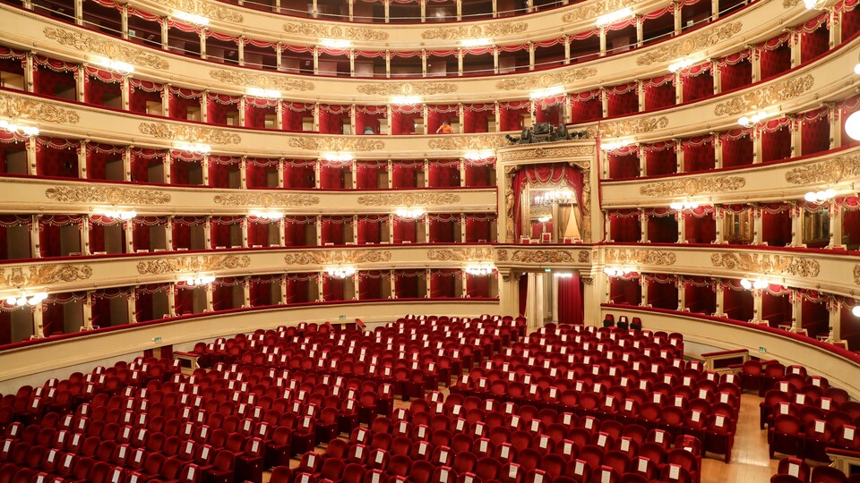 Photo au plan large de l'intérieur du théâtre italien, tout en rouge et en or. 
