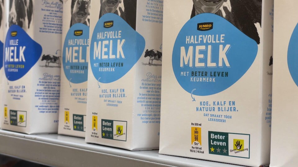 Logo avec étoiles sur des pintes de lait dans un marché néerlandais.