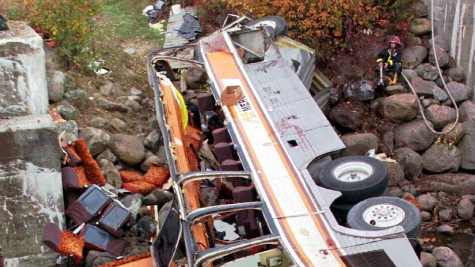 L'autocar qui transportait 47 passagers à la suite de l'accident, au bas de la côte des Éboulements.