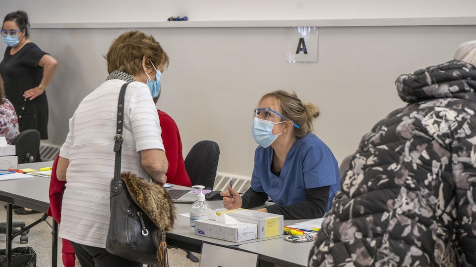 Une dame masquée donne son nom à une travailleuse de la santé à La Tuque.