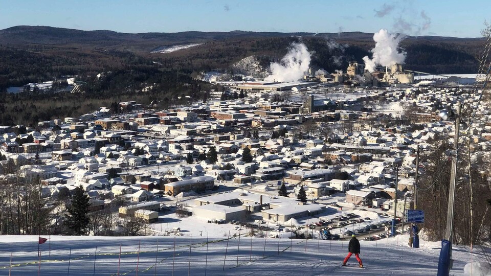 Un skieur à La Tuque.
