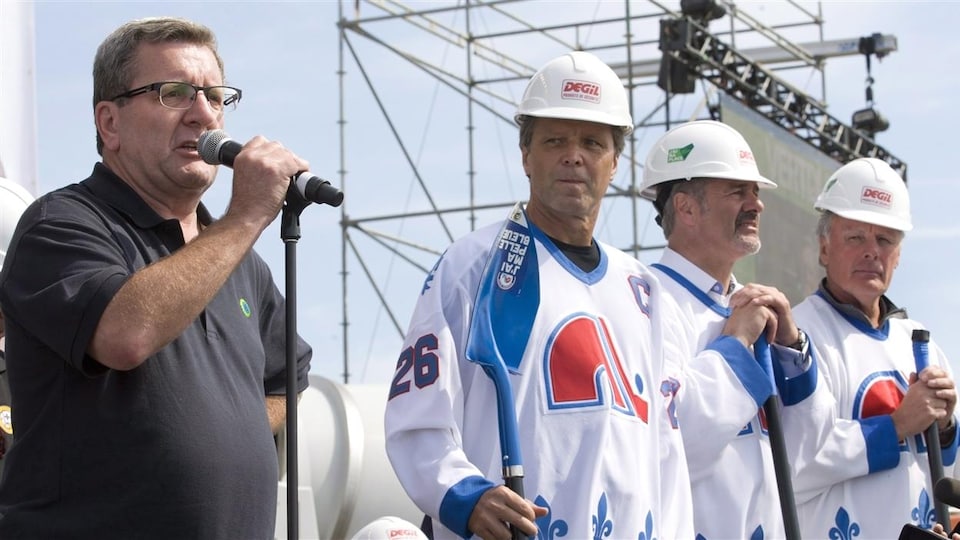 Le maire de Québec, Régis Labeaume, avec les anciens Nordiques Peter Stastny, Michel Goulet et Marc Tardif.