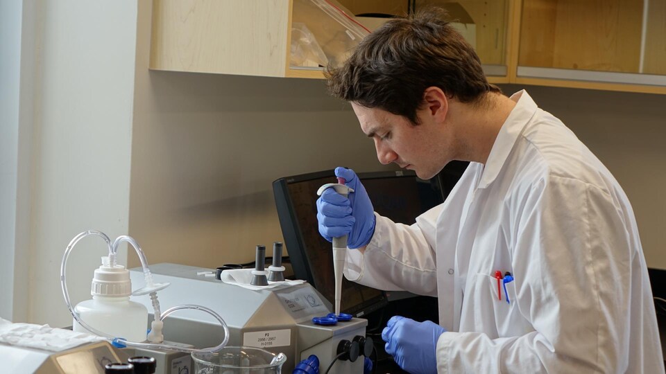 Un étudiant dans un des laboratoires nouvellement modernisés de l'UQAR.