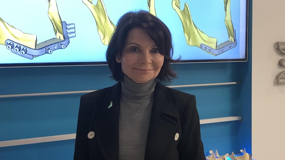 Lyne Dubois, vice-présidente chez Investissement Québec – CRIQ, dans le laboratoire de reconstruction anatomique (LARA).