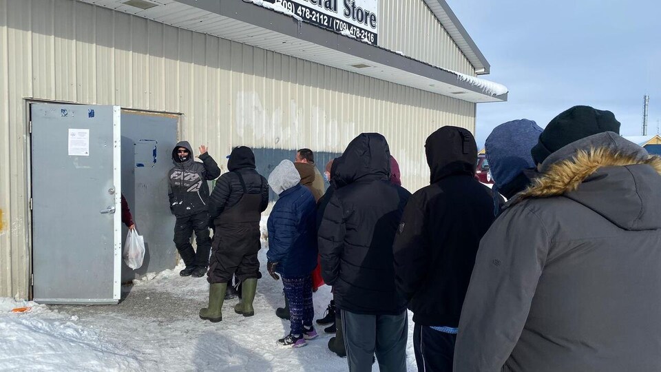 Une file d'attente au magasin général de Natuashish, le samedi 13 février 2021.