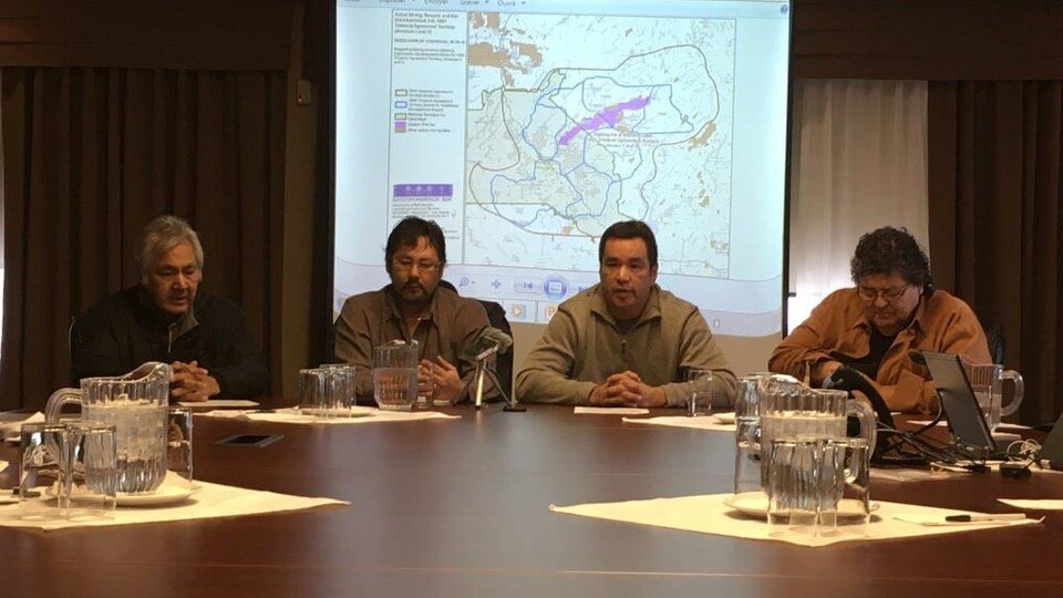 Les représentants de la communauté de Lac Barrière dénoncent l'activité minière sur leur territoire et la loi sur les mines.