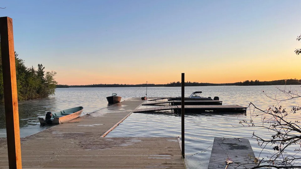 Une jetée d'un lac, presque inondée sous l'eau. Un paysage de coucher de soleil.