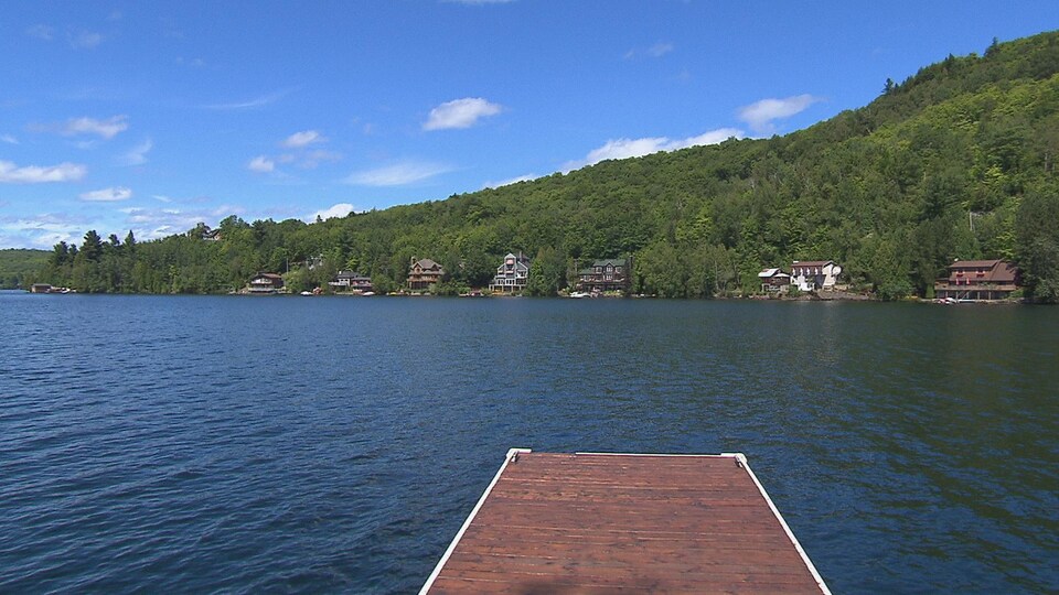 Des résidences sur le bord du lac des piles.