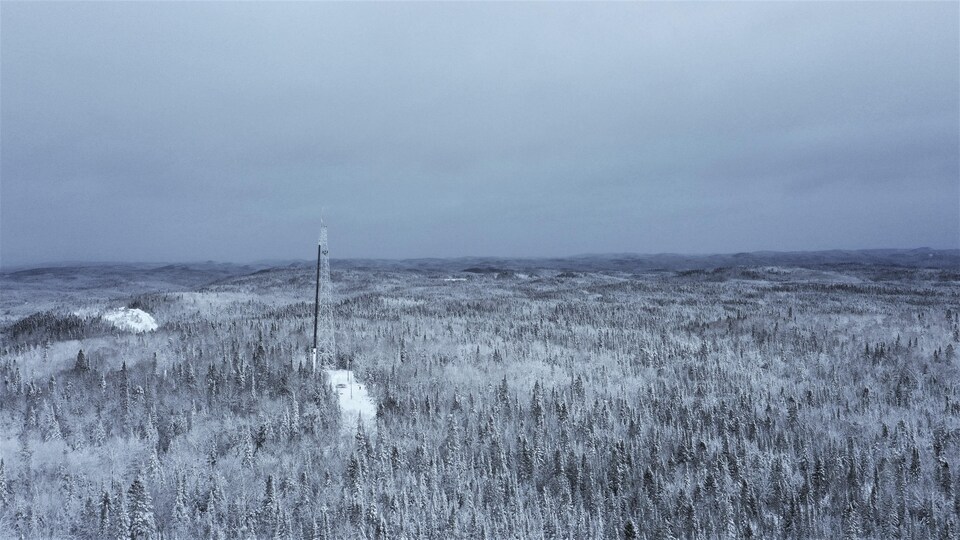 La tour de télécommunications dans le paysage enneigé de Lac-Édouard.