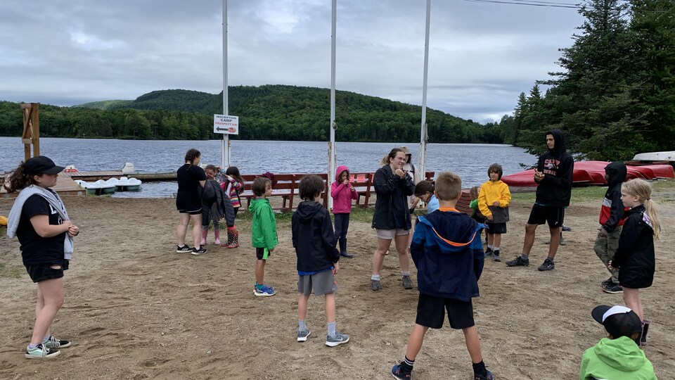 Des enfants sur le bord de la plage.