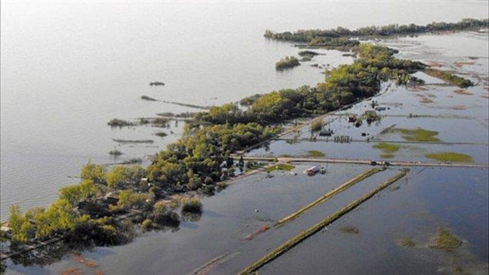 Une vue aérienne, datant de juin, des dégâts causés par les inondations à Twin Lakes Beach, sur les rives du lac Manitoba.