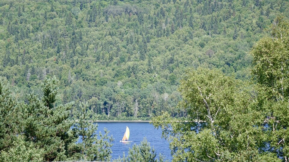 Un voilier sur le lac Pohénégamook.
